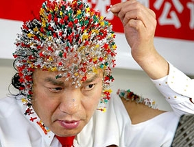 Ghim 2.008 cây kim vào cơ thể