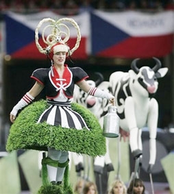 <p><font color="#000066">Khai mạc vòng chung kết Euro 2008</font></p>
Đậm nét đặc trưng văn hóa của hai nước đồng chủ nhà
<p><font color="#000066">Trận khai mạc, Thụy Sĩ  CH Czech 0 -1:</font></p>
Chiến thắng may mắn