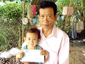 Trao tiền từ thiện