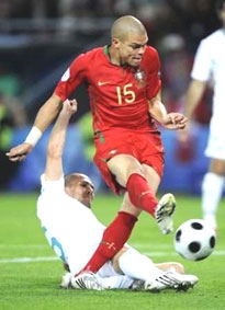 Bồ Đào Nha tạm dẫn đầu bảng A