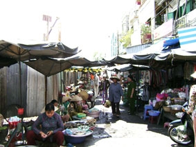 "Mượn đầu heo nấu cháo"?