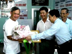 Bộ Ngoại giao tặng bằng khen cho một Việt kiều Pháp đóng góp nhiều thiết bị y tế cho ngành y tế TP Cần Thơ