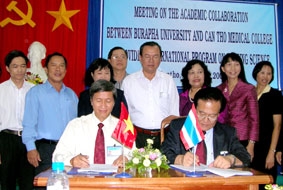 Trường Đại học Burapha (Thái Lan) ký thỏa ước đào tạo với Trường Cao đẳng Y tế Cần Thơ