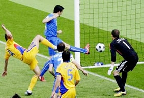 Đương kim vô địch thế giới suýt gục ngã!