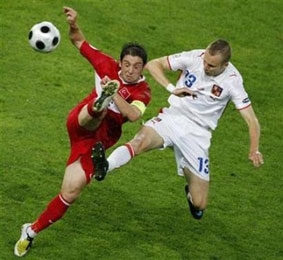 Thổ Nhĩ Kỳ  Ch Czech:3 - 2: “Cầm vàng rồi để vàng rơi”!