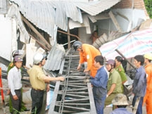Cần cẩu rớt làm sập nhà dân