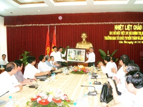 Làm việc với lãnh đạo TP Cần Thơ, đồng chí Hồ Đức Việt, Ủy viên Bộ Chính trị, 
Bí thư Trung ương Đảng, Trưởng ban Tổ chức Trung ương: <br> Đẩy mạnh công tác đào tạo nguồn nhân lực và tăng cường hỗ trợ nông dân phát triển sản xuất, nâng cao đời sống