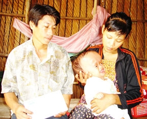 Trao tiền từ thiện