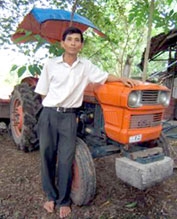 Đưa máy xới đất vào vùng trồng khóm