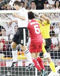 Đức vất vả lấy vé vào chung kết