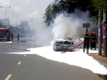 Xe ô tô bốc cháy giữa đường gây ùn tắc giao thông