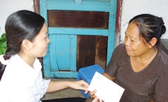 Trao tiền từ thiện