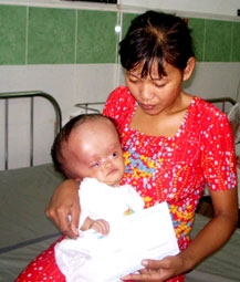 Trao tiền từ thiện