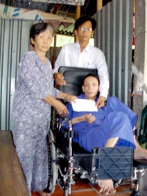 Trao tiền từ thiện