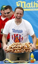 Ăn gần 60 chiếc hot dog trong 10 phút