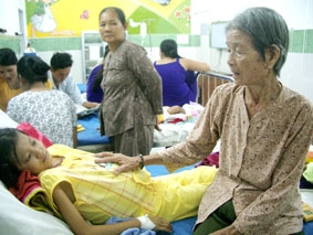 Hai bà cháu bệnh tật, khốn khó