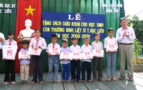Bộ Giáo dục - Đào tạo tặng nhà tình nghĩa, sách giáo khoa cho giáo viên, học sinh ở Bạc Liêu