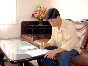 Trao tiền từ thiện