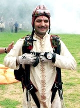 Chú rể từ trên trời rơi xuống !