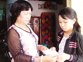 Trao tiền từ thiện