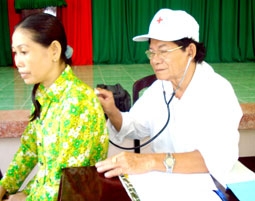 Gia đình bác sĩ Lê Thị Bưởi tài trợ chi phí khám, chữa bệnh miễn phí cho người nghèo