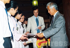 Vợ chồng nhà khoa học Việt kiều tài danh và nhân hậu