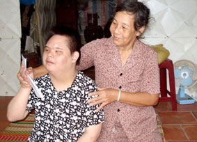 Trao tiền từ thiện