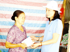 Trao tiền từ thiện