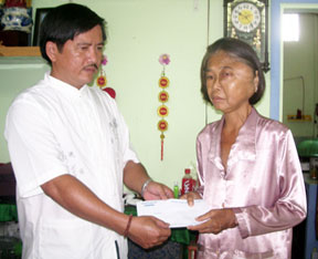 Trao tiền từ thiện