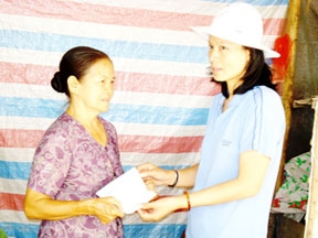 Trao tiền từ thiện