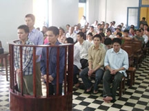 Tạm hoãn phiên tòa sơ thẩm vụ án 12 đối tượng cướp, trộm cắp tài sản và tiêu thụ tài sản do người khác phạm tội mà có