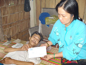 Trao tiền từ thiện