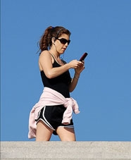 Không nên vừa đi vừa nhắn tin