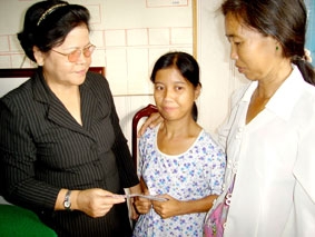 Tặng quà cho trẻ em có hoàn cảnh
 đặc biệt  khó khăn  và nạn nhân 
chất độc da cam