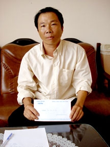 Trao tiền từ thiện