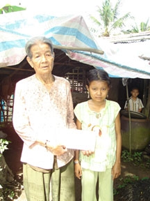 Trao tiền từ thiện