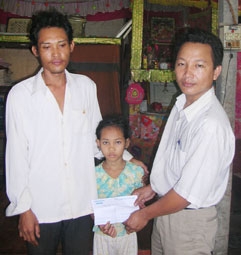 Trao tiền từ thiện