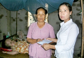 Trao tiền từ thiện