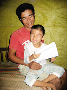 Trao tiền từ thiện