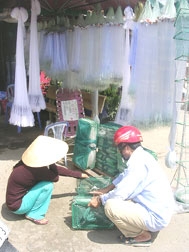 Lưới bán chạy; ghe, xuồng chờ khách...