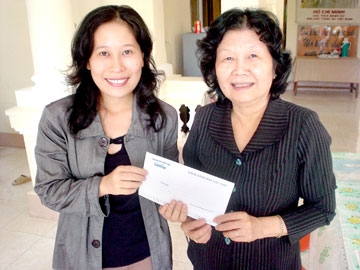 Trao tiền từ thiện