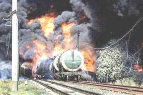 Xe lửa chở dầu bị trúng mìn
