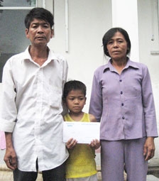 Trao tiền từ thiện