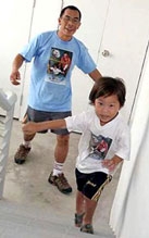 4 tuổi muốn chinh phục tháp Eiffel