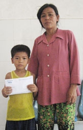 Trao tiền từ thiện