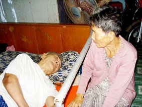 Bệnh tật, gian truân tuổi xế chiều...