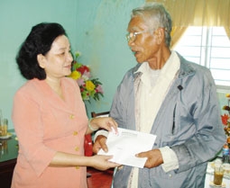 Hội Chữ thập đỏ TP Cần Thơ trao tặng 
2 triệu đồng cho người nghèo điều trị bệnh