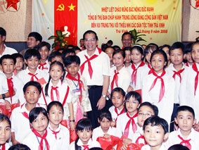Tổng Bí thư Nông Đức Mạnh vui Trung thu với thiếu nhi các dân tộc tỉnh Trà Vinh