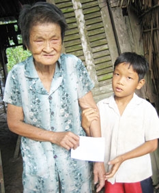 Trao tiền từ thiện