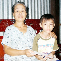 Trao tiền từ thiện